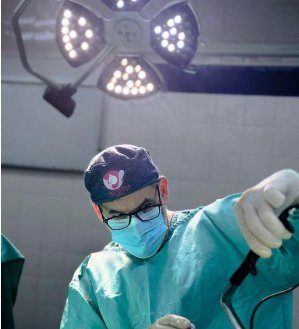 Dr. Gustavo Parera realizando una cirugía plástica en quirófano
