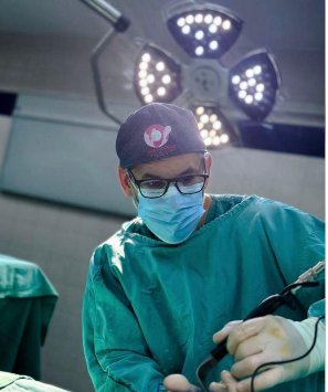 Dr. Gustavo Parera concentrado durante un procedimiento quirúrgico