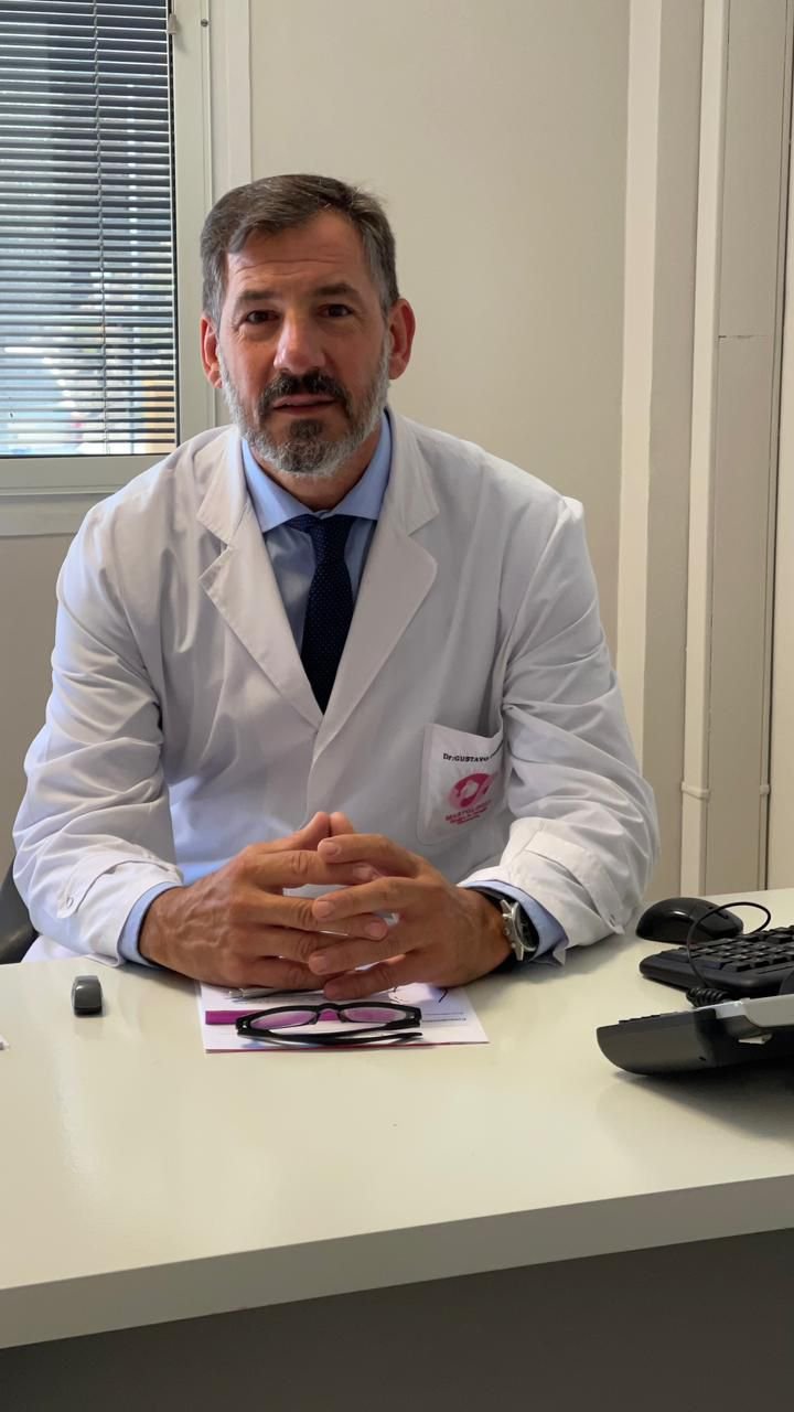 Dr. Gustavo Parera, cirujano plástico, en su consultorio de Comodoro Rivadavia