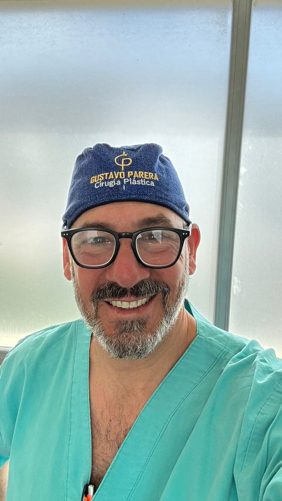 Dr. Gustavo Parera, especialista en cirugía plástica, estética y reconstructiva